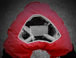 Tahka, "redesigned moufle" to keep phones cozy. Heart-warming.